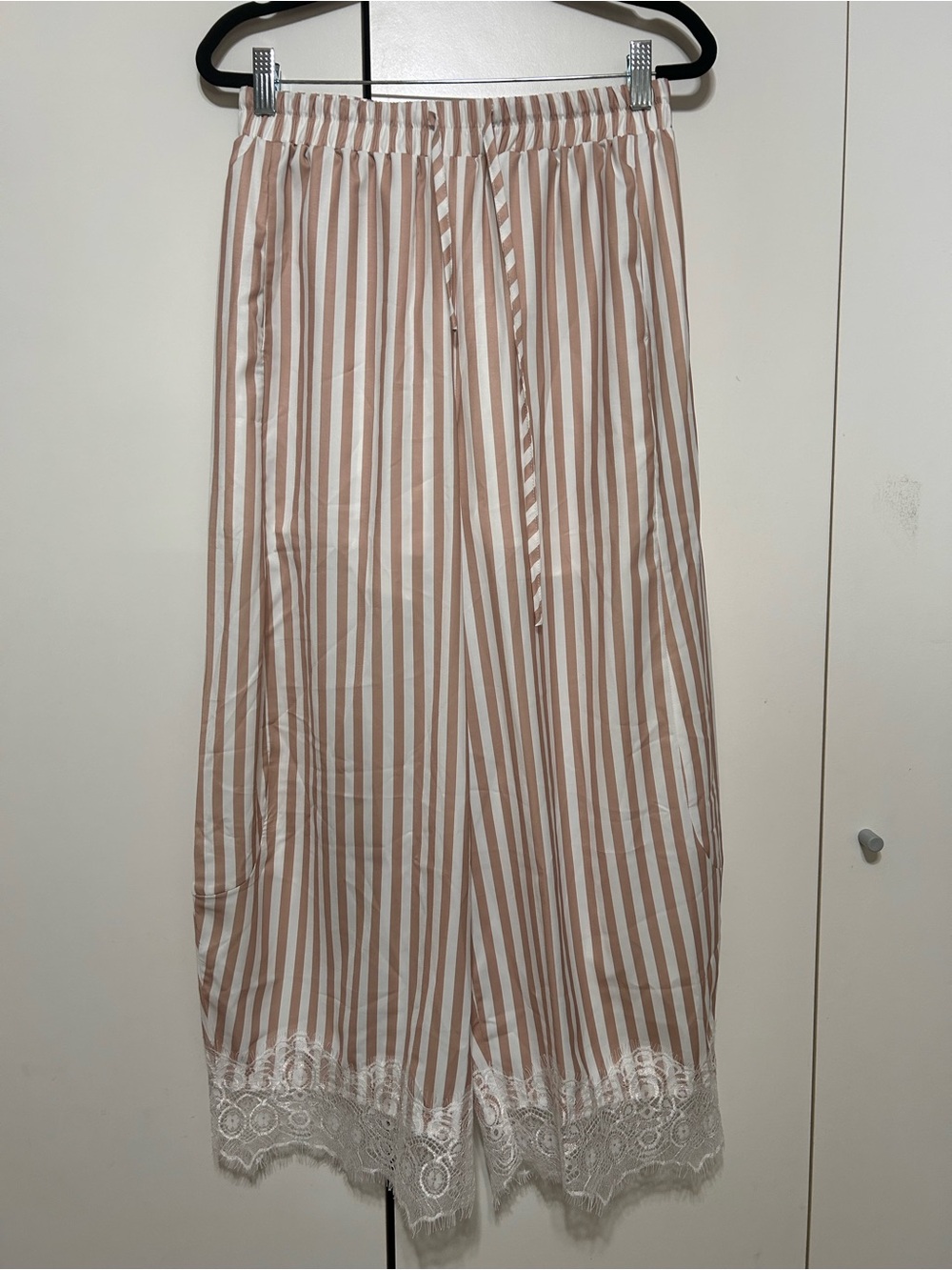 Striped beige and White barrel pants with Lace Hem